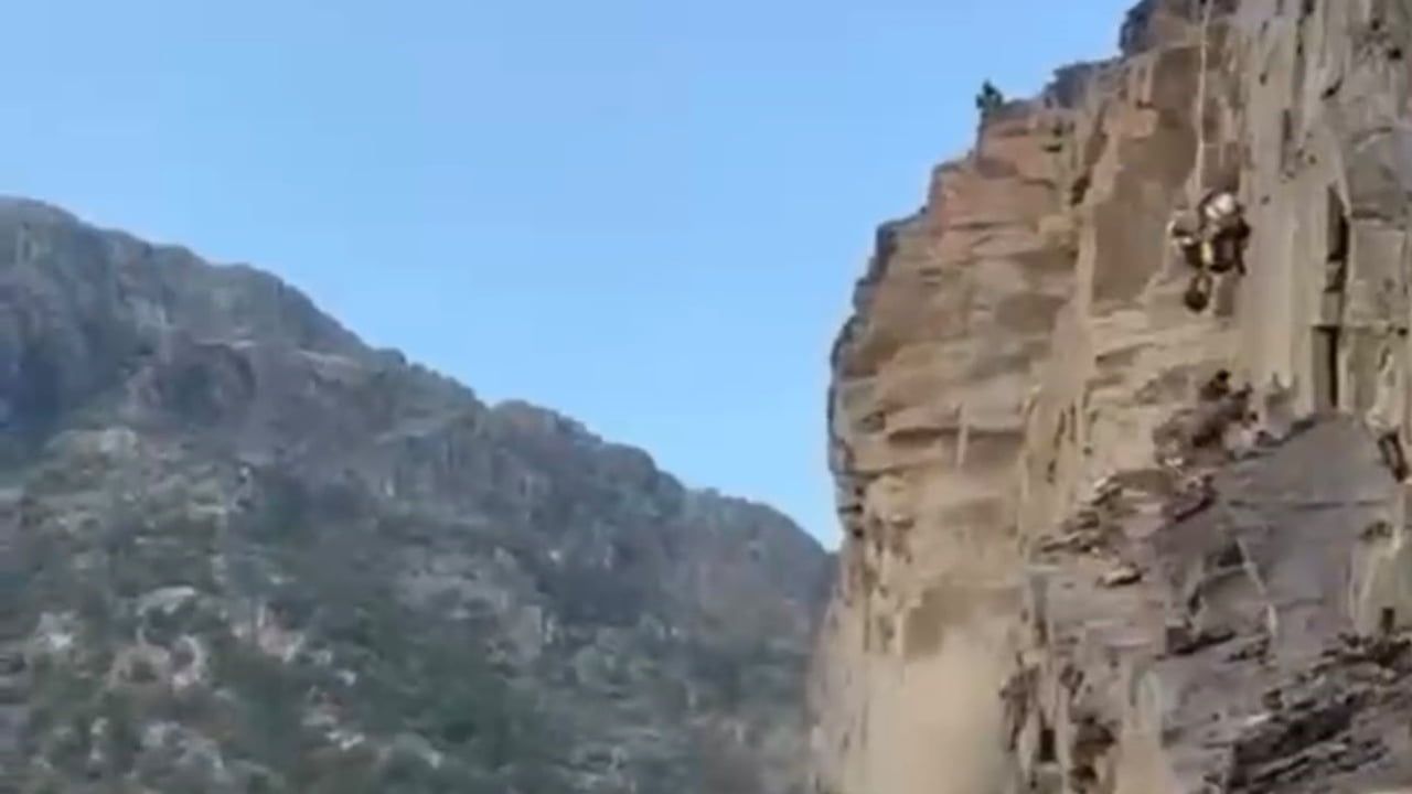 Şırnak'ta AFAD ve Karayolları ekipleri kontrollü kaya düşürme mesaisinde