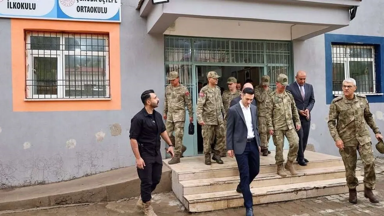 Şırnak’ta Mehmetçik öğrencilerin sınav yolculuğuna destek verdi