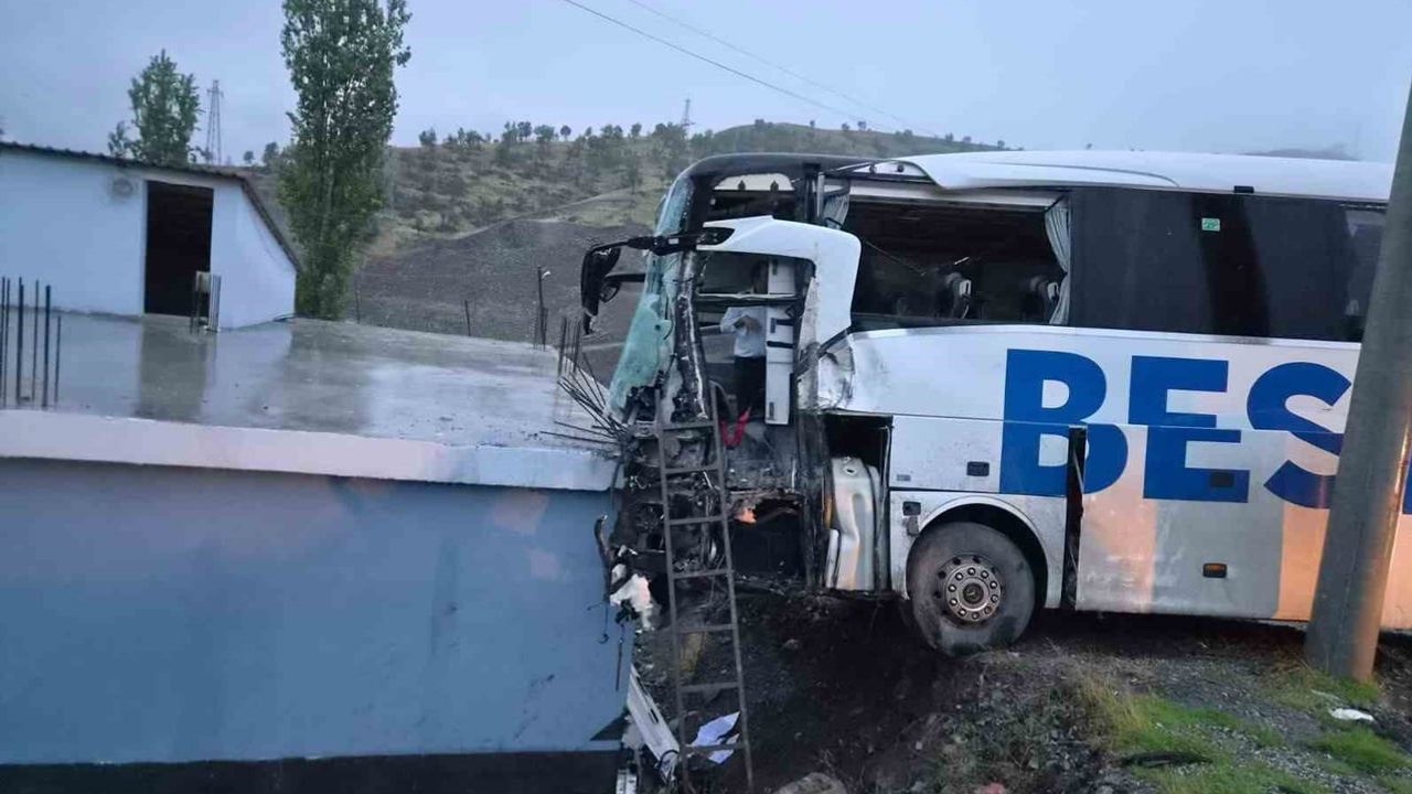 Şırnak'ta otobüs kontrolden çıkarak ev çatısına çarptı: 15 yaralı