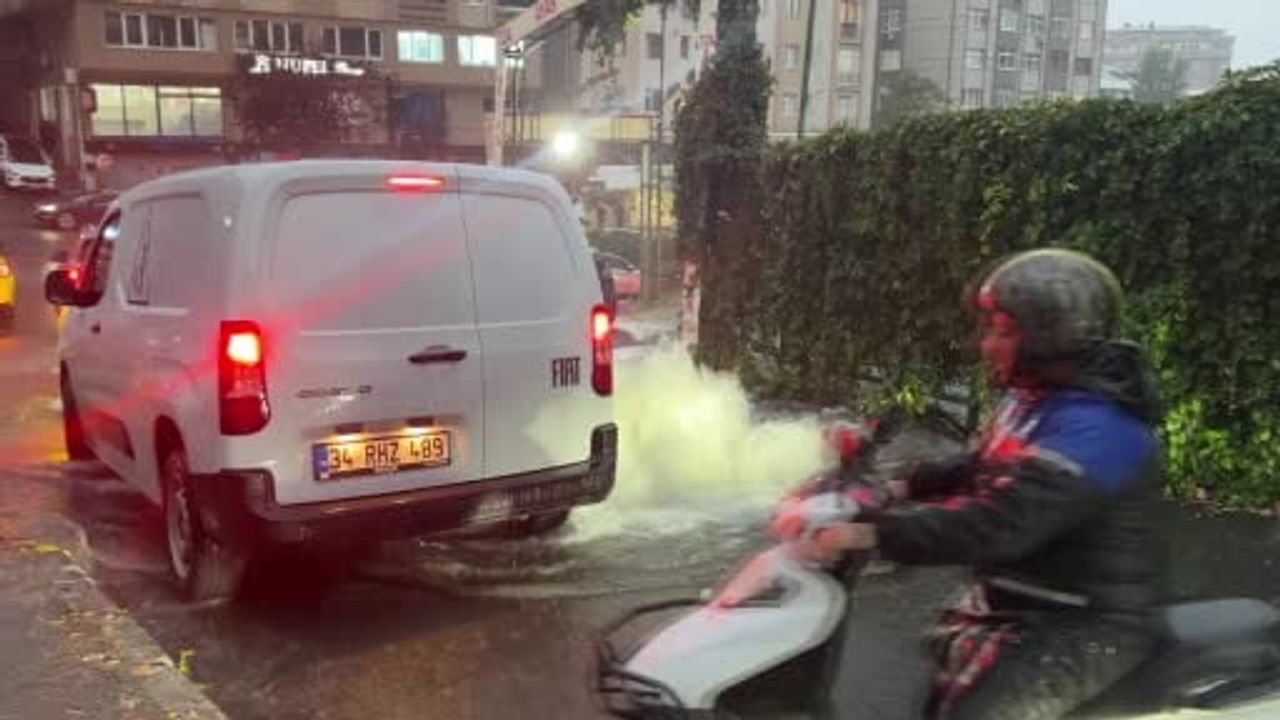 Şişli'de akşam sağanağı: Kadırgalar Caddesi'nde kanalizasyon patladı, yollar göle döndü