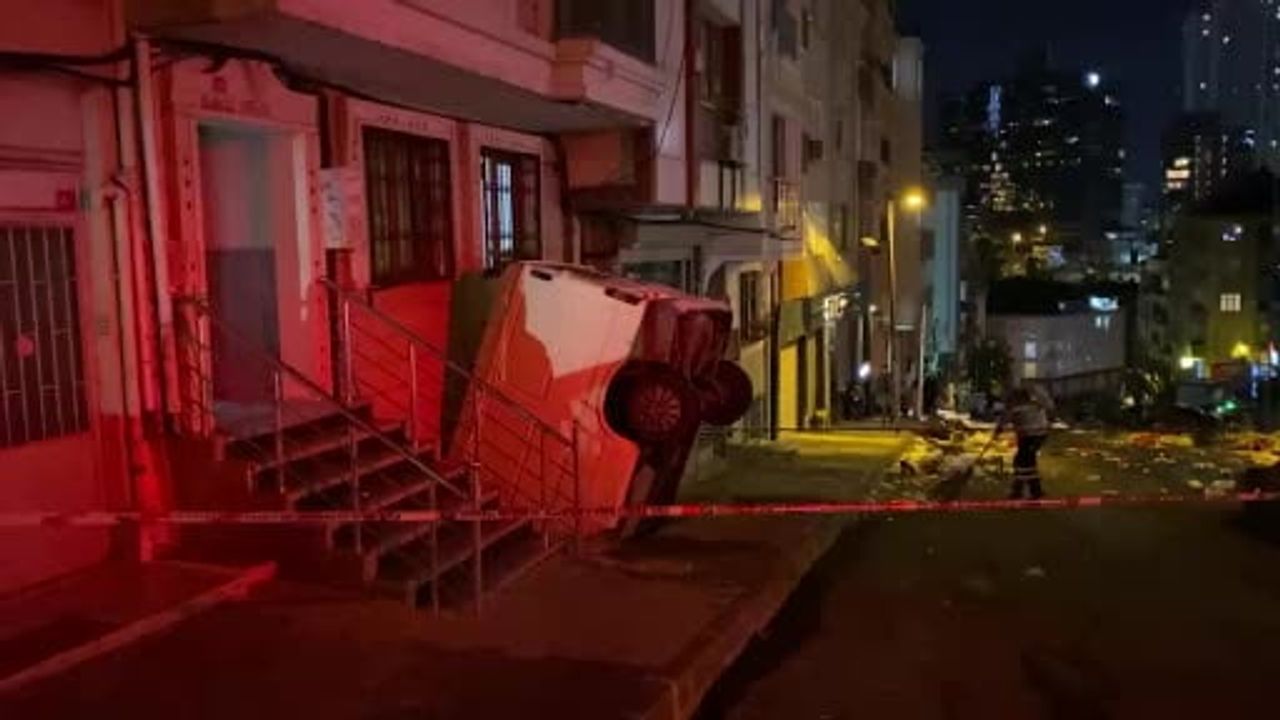 Şişli'de panelvan tezgahların olduğu alandan apartman boşluğuna düştü