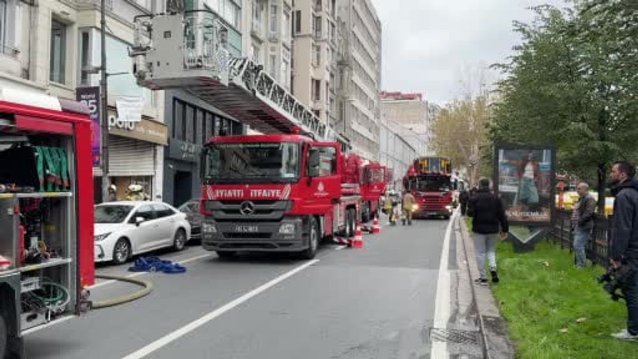 Şişli'de tadilat gören binada alevler yükseldi, itfaiye kısa sürede kontrol sağladı