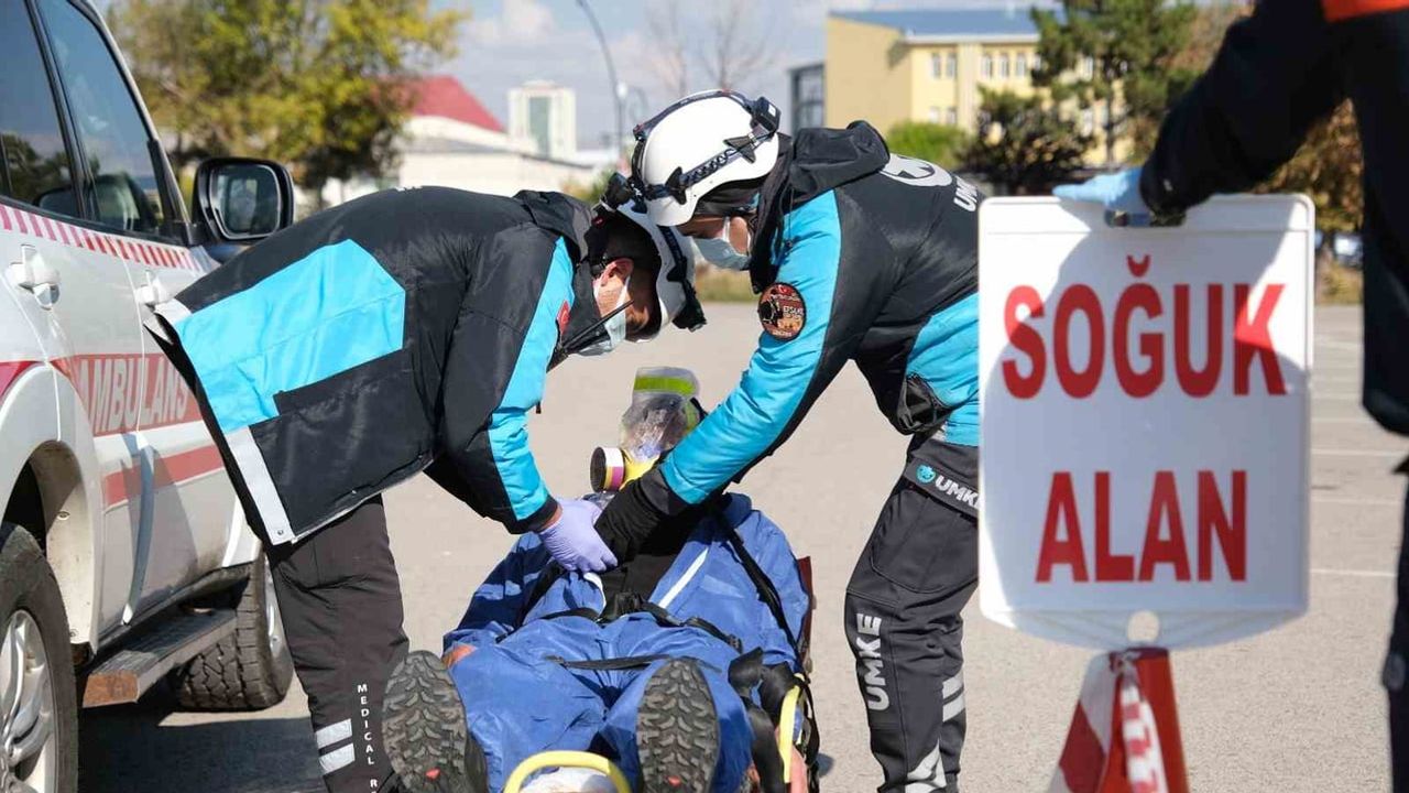 Sivas Cumhuriyet Üniversitesi'nde afet tatbikatı müdahale zincirini sınadı