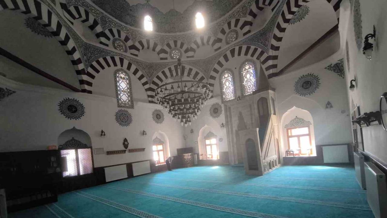 Sivas Merkez Kale Camii'nin halıları vakıf desteğiyle yenilendi