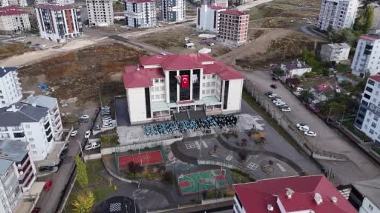 Sivas’ta 850 öğrencinin ortak gösterisi: cumhuriyet şarkılarıyla bayrak dalgalandı