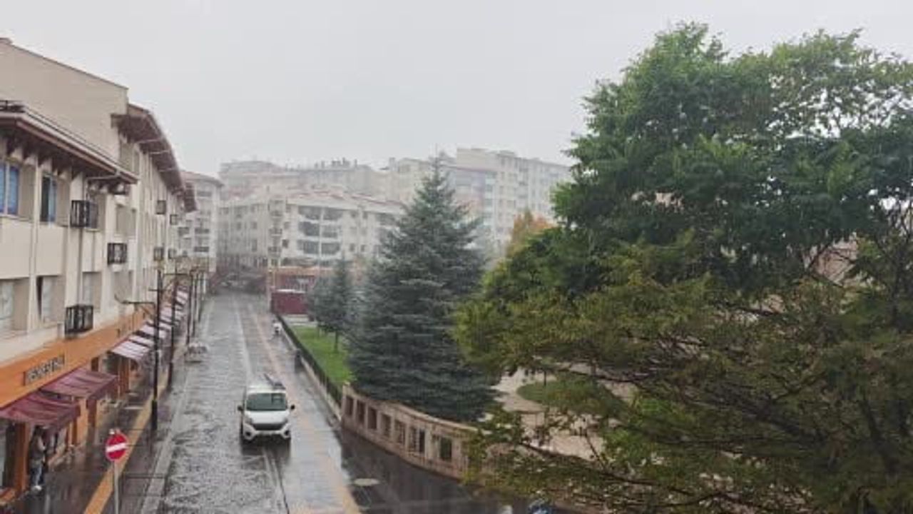 Sivas'ta aniden bastıran gök gürültülü sağanak şehir ritmini duraklattı