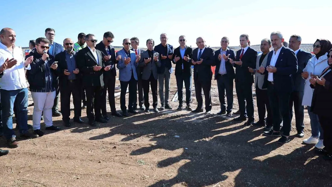 Sivas'ta arazi takasıyla hayata geçirilen 15 MW güneş santralinin temeli atıldı