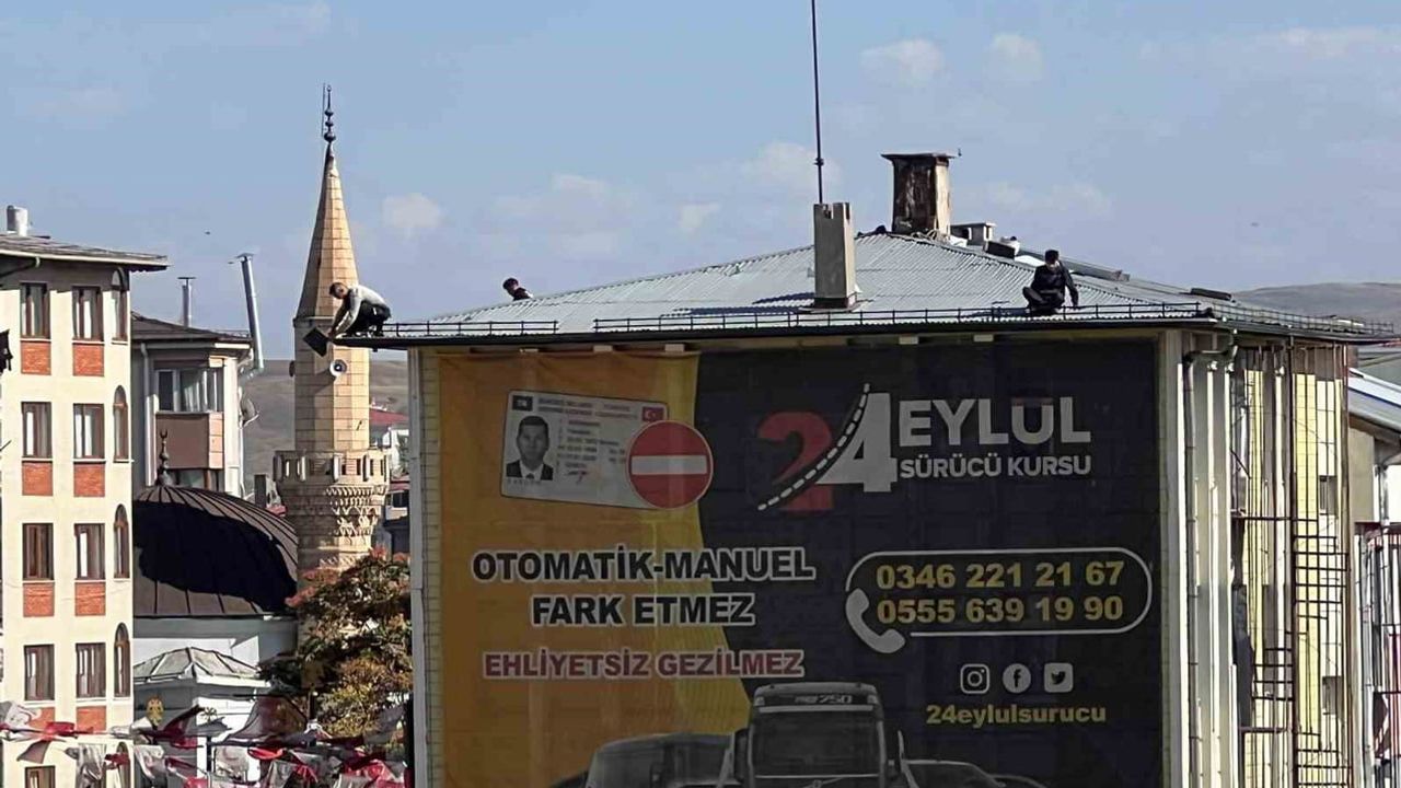 Sivas'ta çatı onarımında güvenlik önlemi olmadan çalışma endişe yarattı