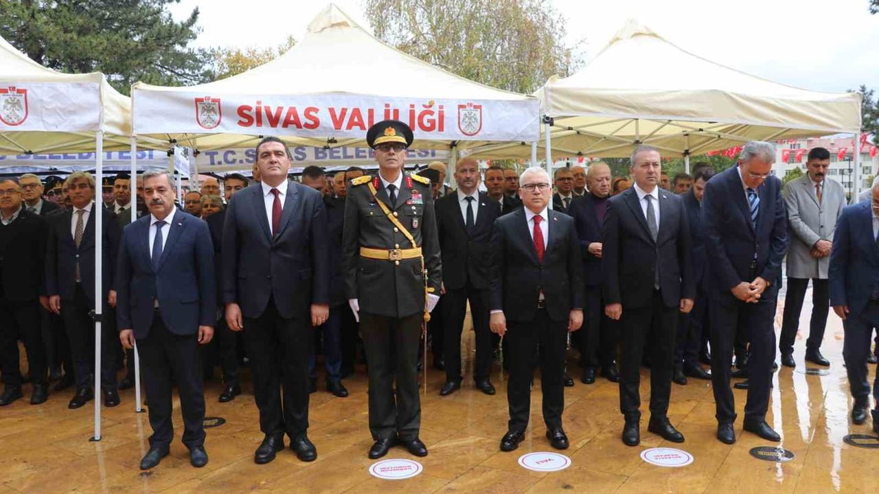Sivas'ta cumhuriyetin 103. yılı yağmur altında anıt önünde kutlandı
