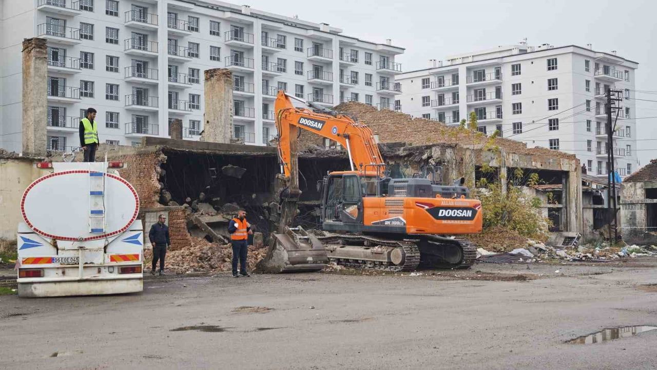 Sivas'ta eski sanayi dönüşümünde üçüncü etap yıkımları başladı