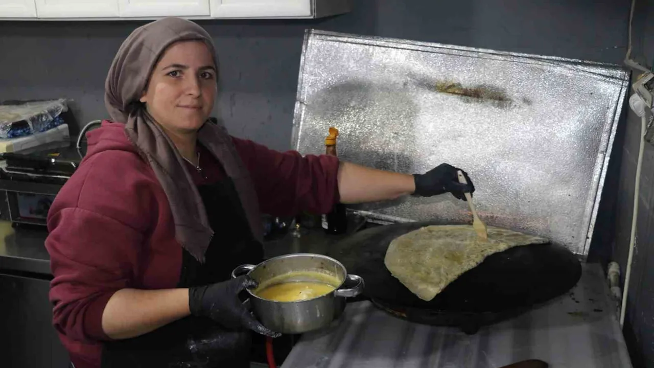 Sivas'ta gözleme dükkanı açan anne, çocuklarının eğitim ve tedavi yükünü tek başına taşıyor