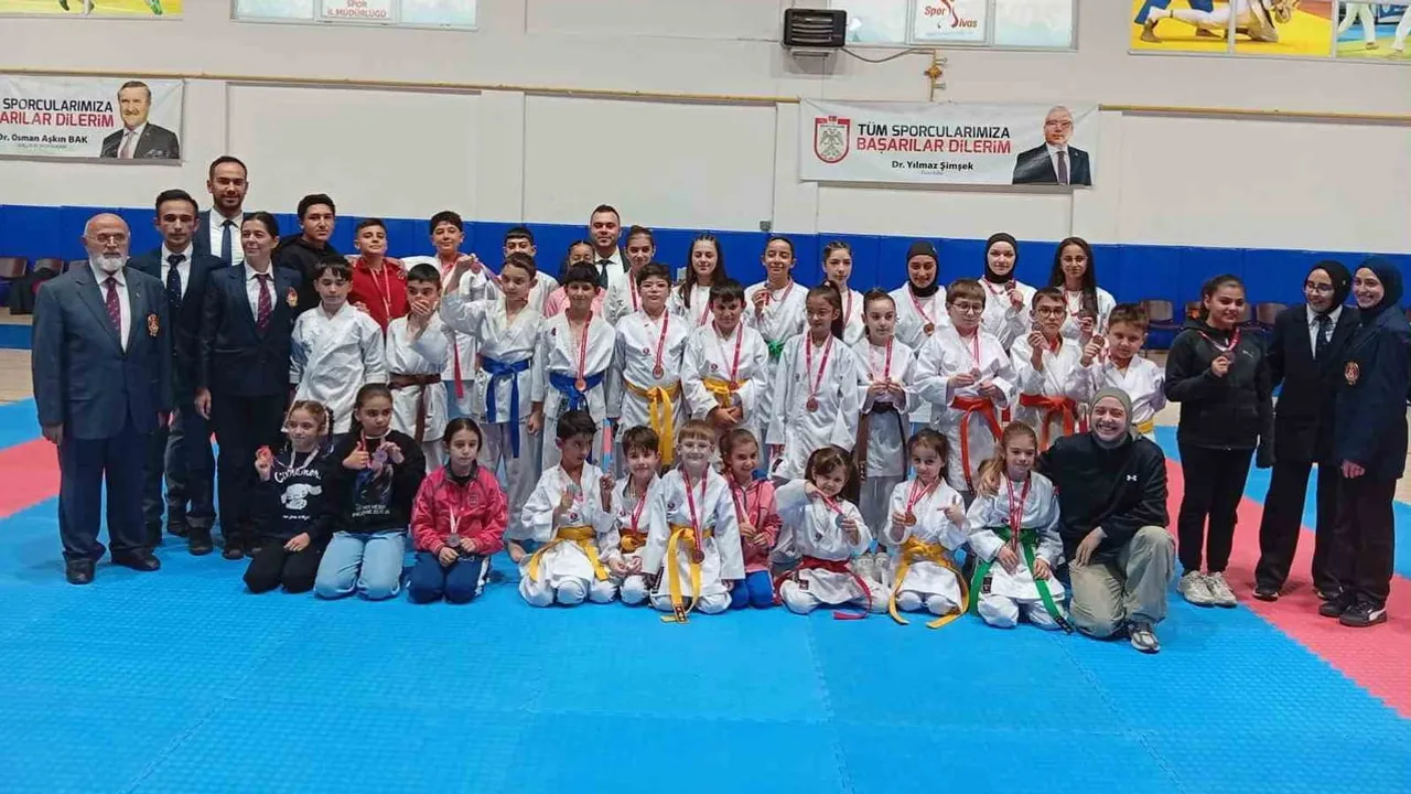 Sivas'ta karate rüzgârı: 200 sporcu madalya için tatamide