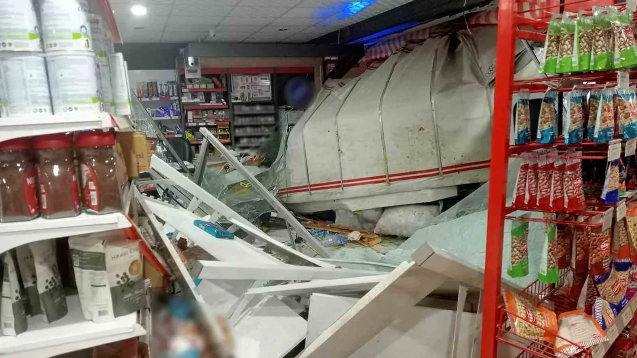 Sivas'ta marketin içine giren kamyonet iki kişiyi yaraladı