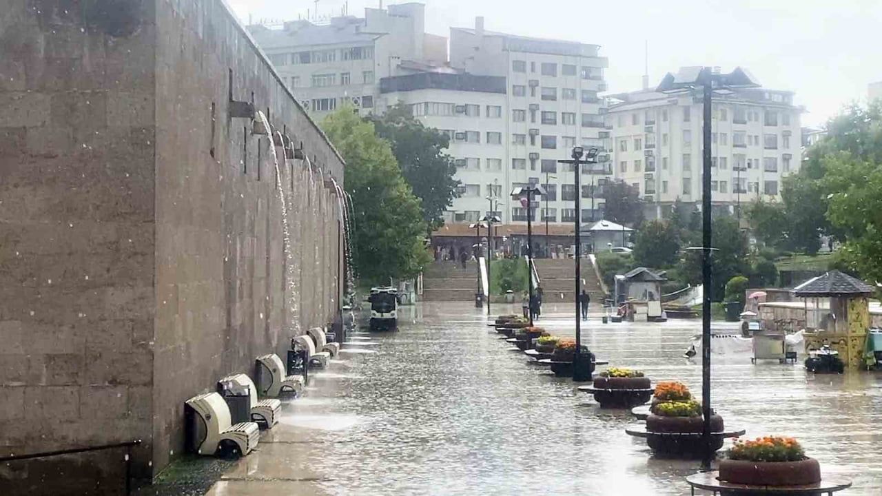 Sivas’ta öğle sağanağı günlük akışı geçici olarak etkiledi