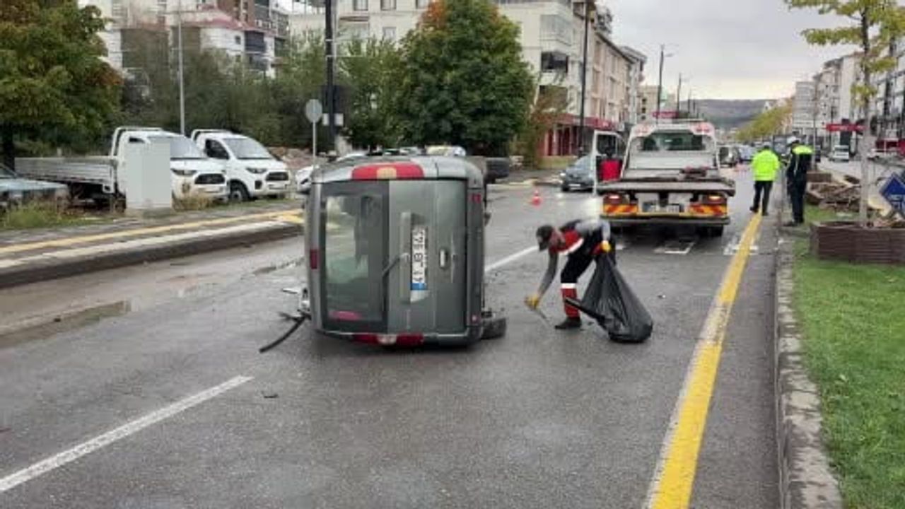 Sivas'ta refüjde çarpan hafif ticari araç yan yattı, dört kişi yaralandı