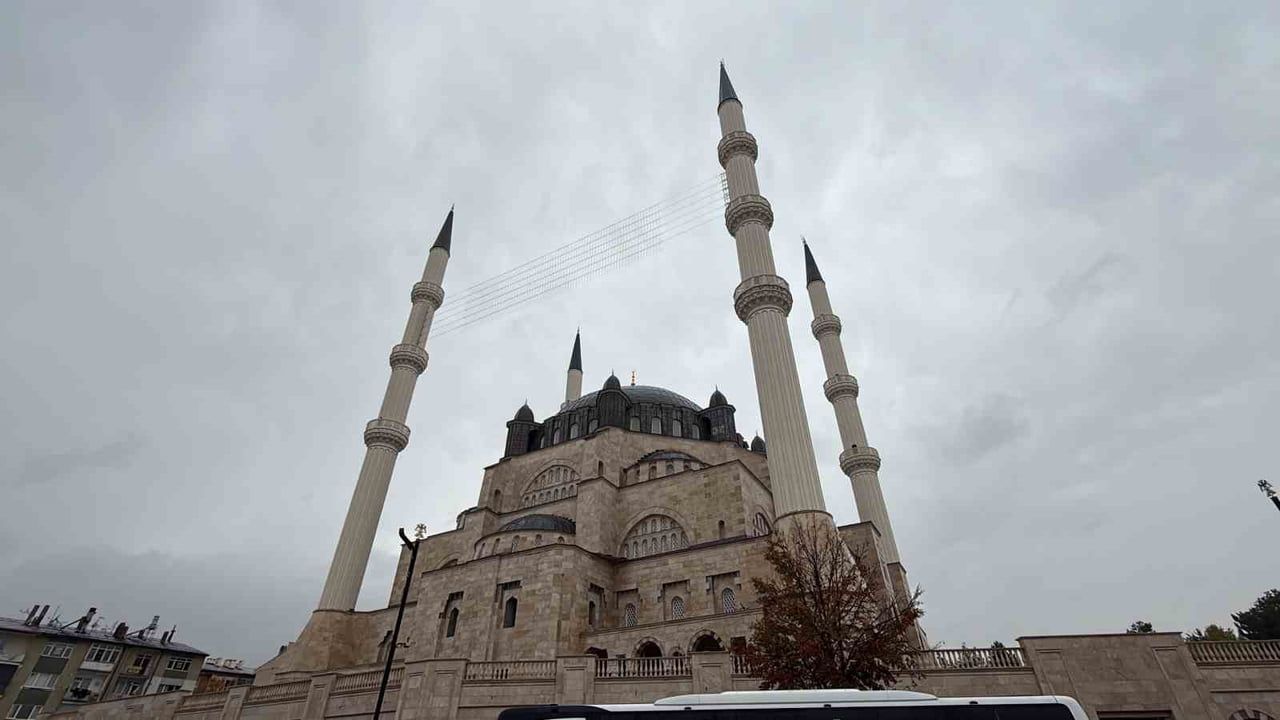 Sivas'ta silueti yenileyen Merkez Camii'nde ilk ezan okundu