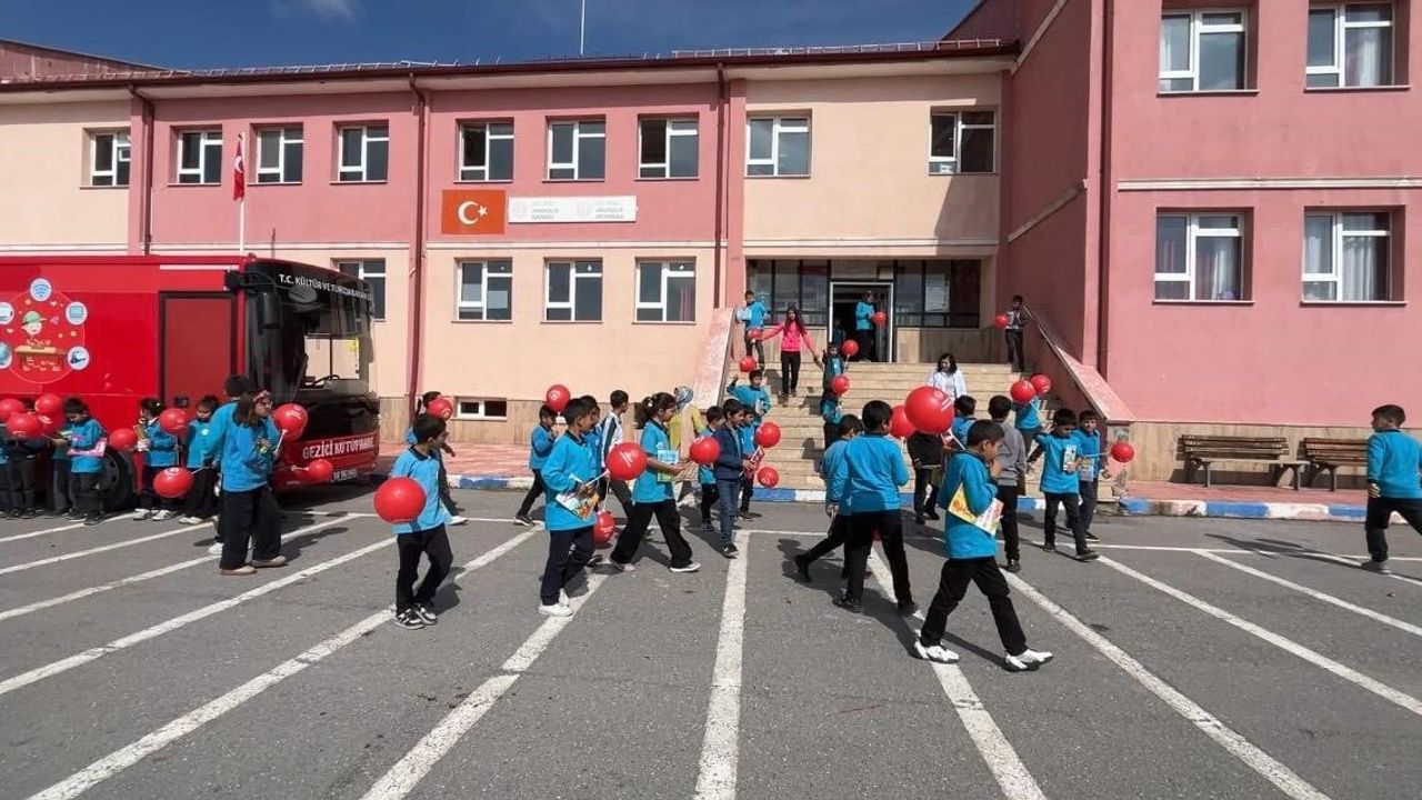Sivas'ta Yiğido Dede ile sokak oyunları yeniden canlandı