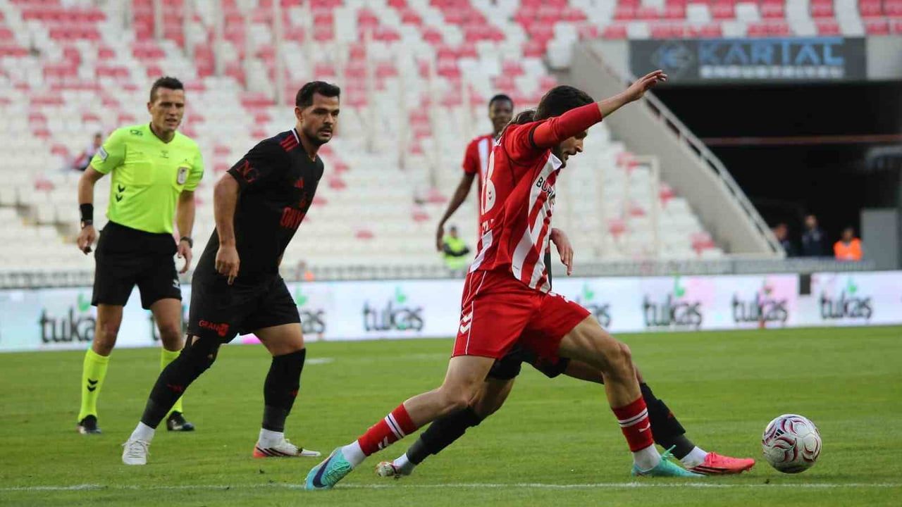 Sivasspor Rey Manaj'ın iki golüyle Pendikspor'u 4-1 yendi