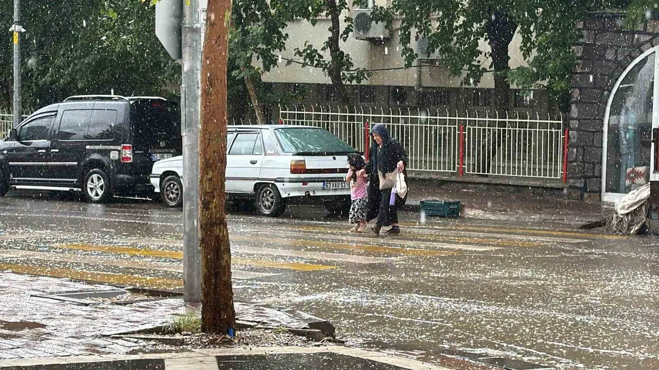 Siverek'te beklenmedik sağanak sokakları hareketlendirdi