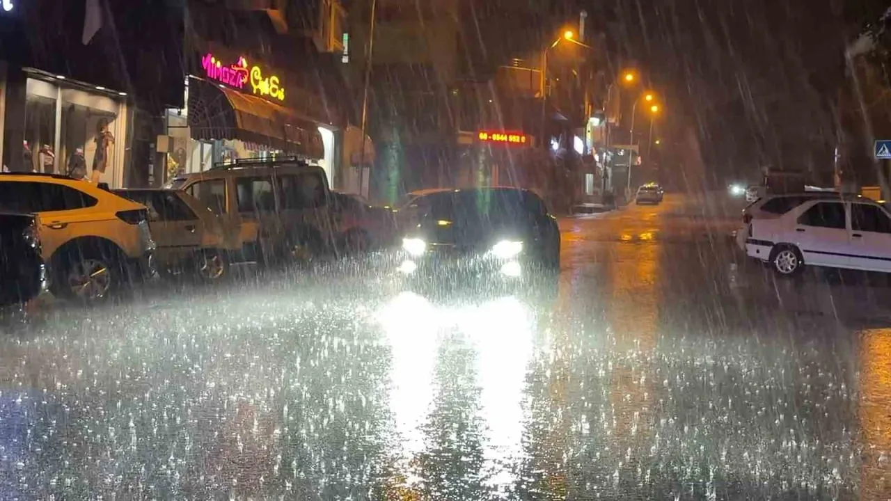 Siverek'te gece bastıran sağanak evleri suyla tehdit etti