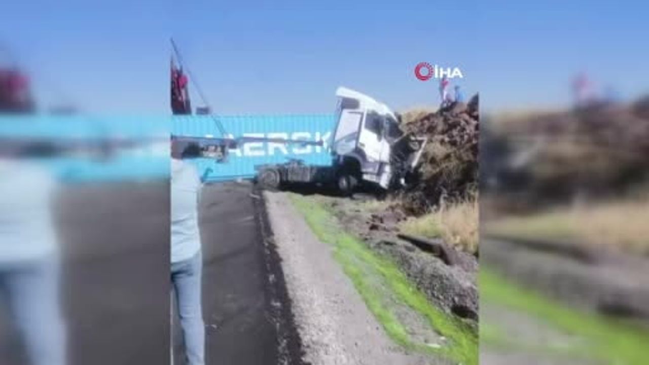 siverek'te kontrolden çıkan tır şarampole girerek sürücü yaralandı