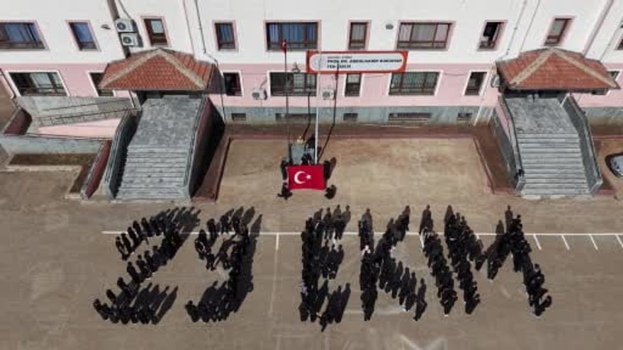 Siverek'te öğrencilerden 29 ekim koreografisiyle birlik mesajı