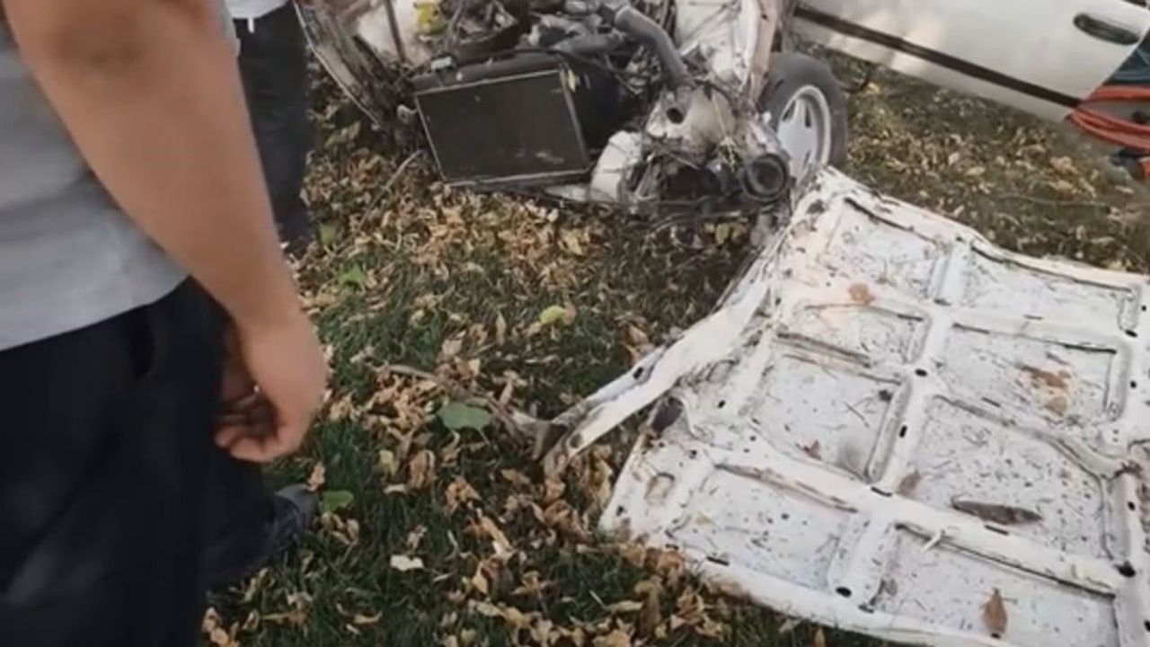 Siverek’te refüjde ağaca saplanan otomobil ikiye bölündü