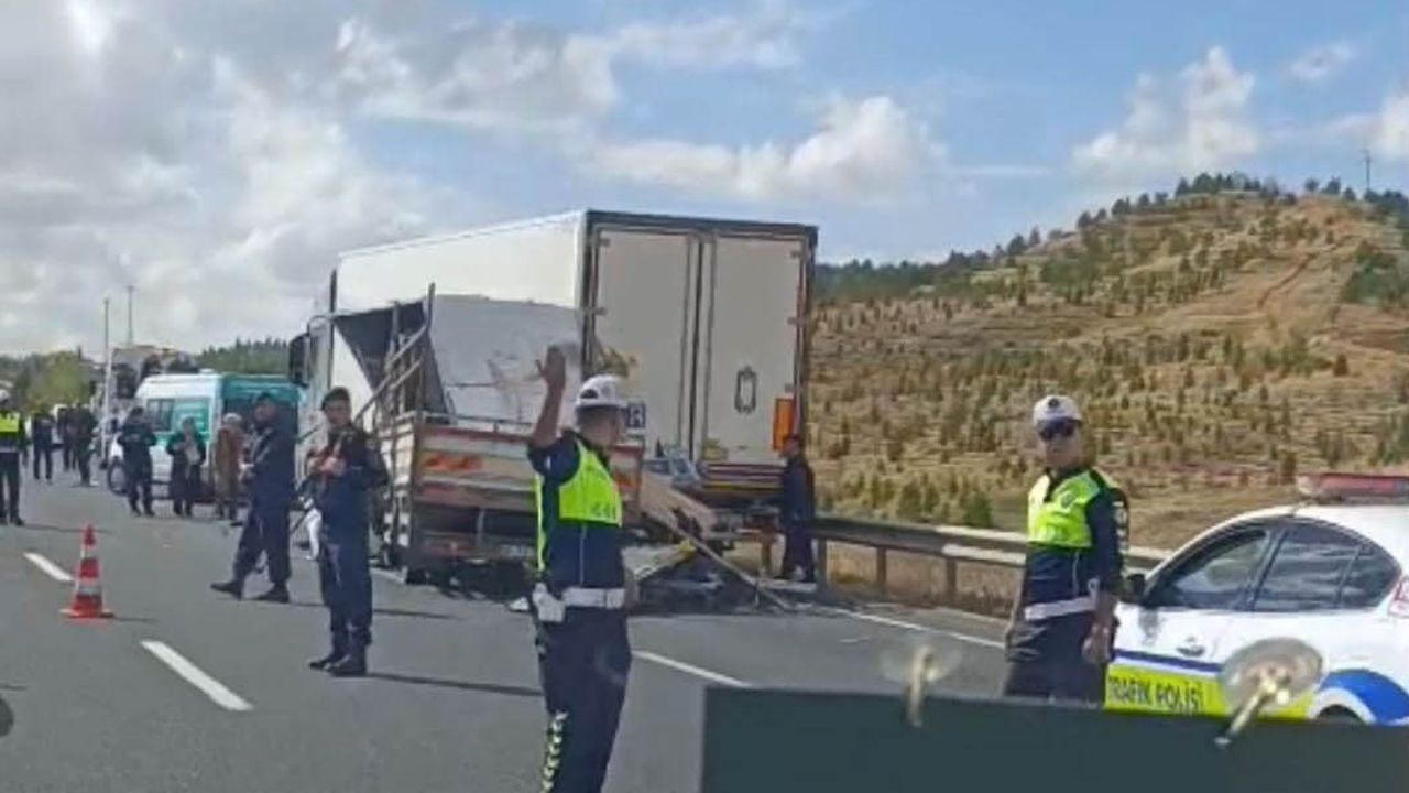 Sivrihisar'da arkadan çarpma sonucu kamyonette 1 kişi öldü, 1 kişi yaralandı