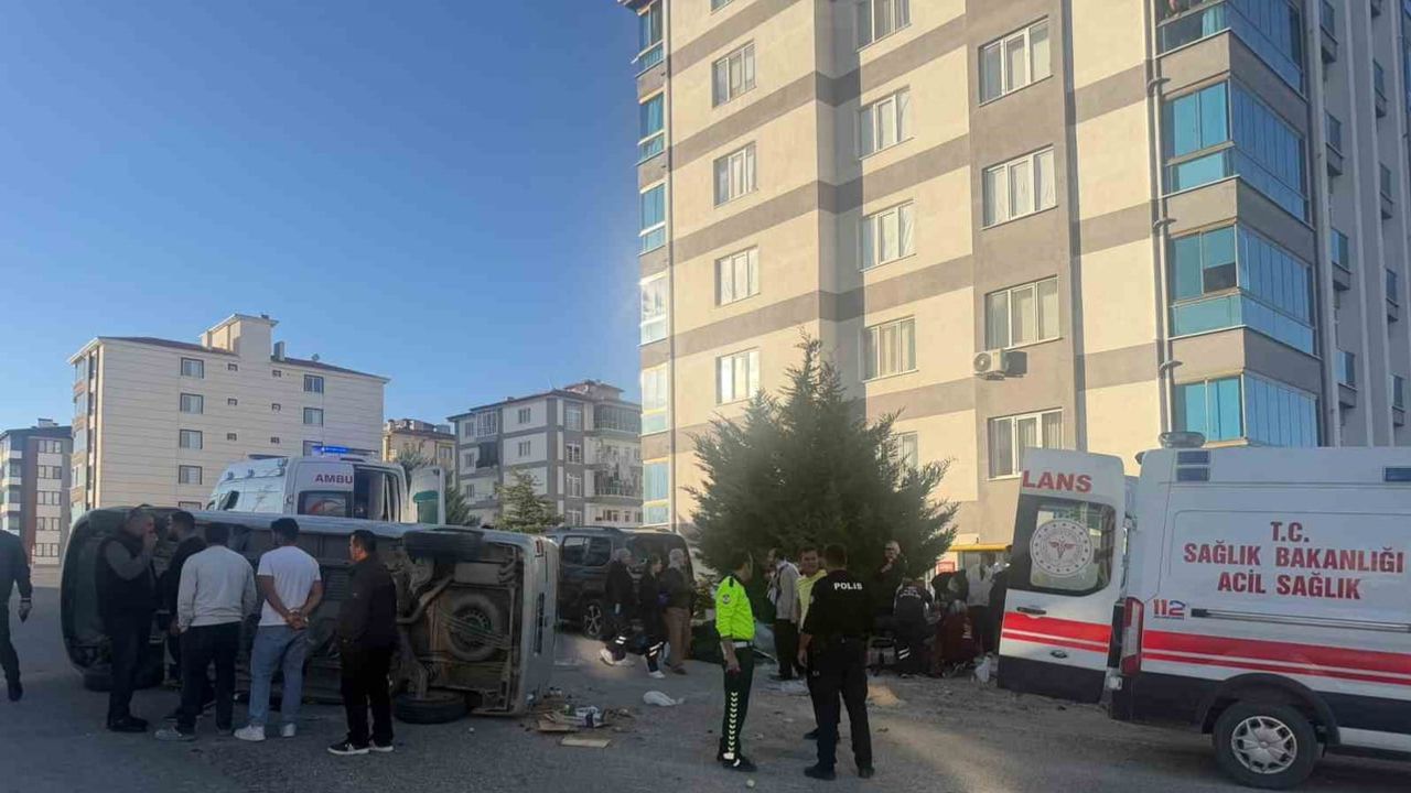 Sivrihisar'da kavşakta çarpışma minibüs yan yatınca beş kişi hafif yaralandı