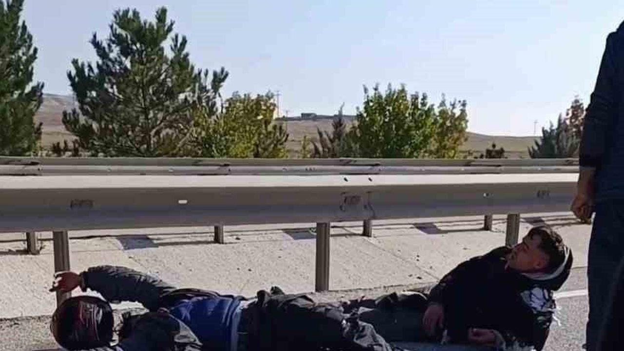 Sivrihisar'da refüje çarpan motosiklette 2 kişi yaralandı