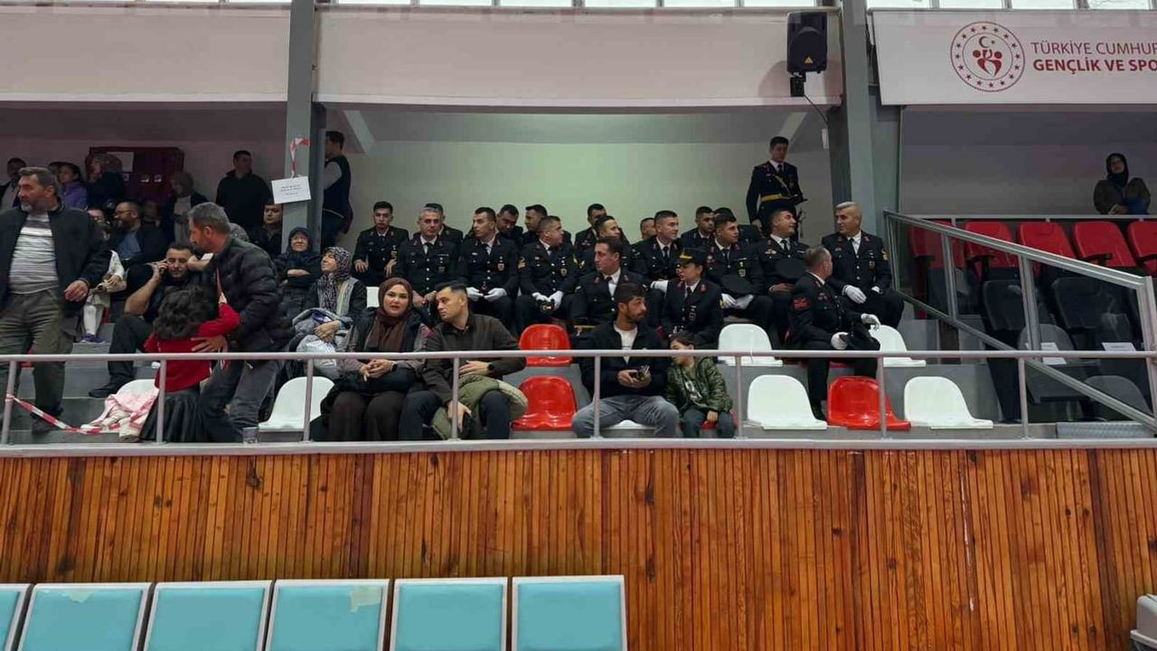 Sivrihisar kırmızı beyaza büründü: 29 Ekim coşkusu salonu doldurdu