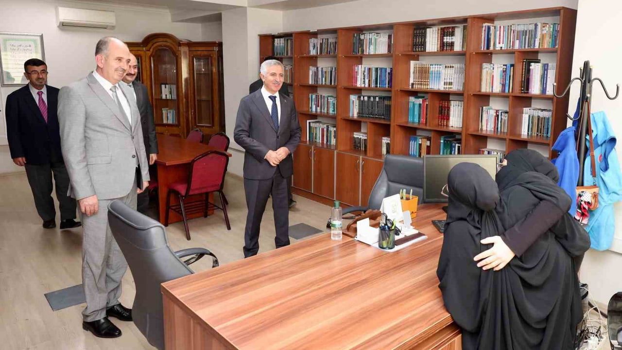 Siyam ikizleri Ayşe ve Sema eğitimden iş hayatına örnek oluyor