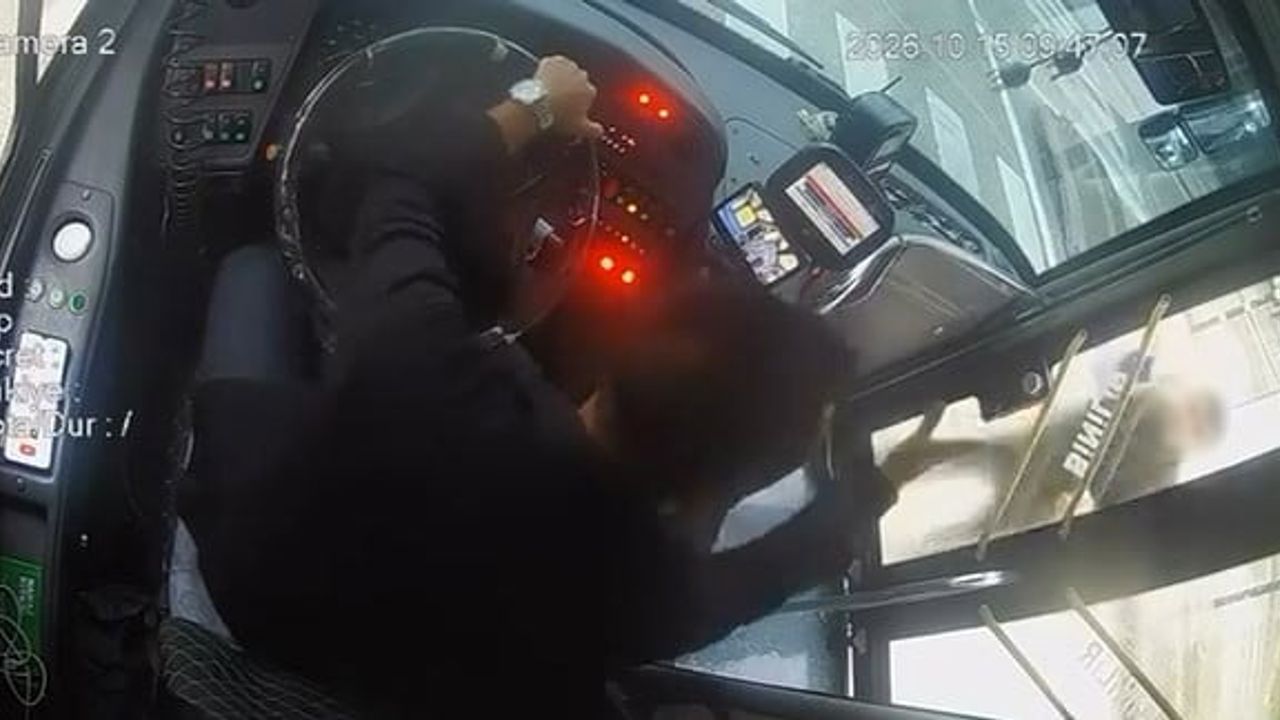 Şoförle kavga eden kişi otobüsün kapı camını yumrukla kırdı