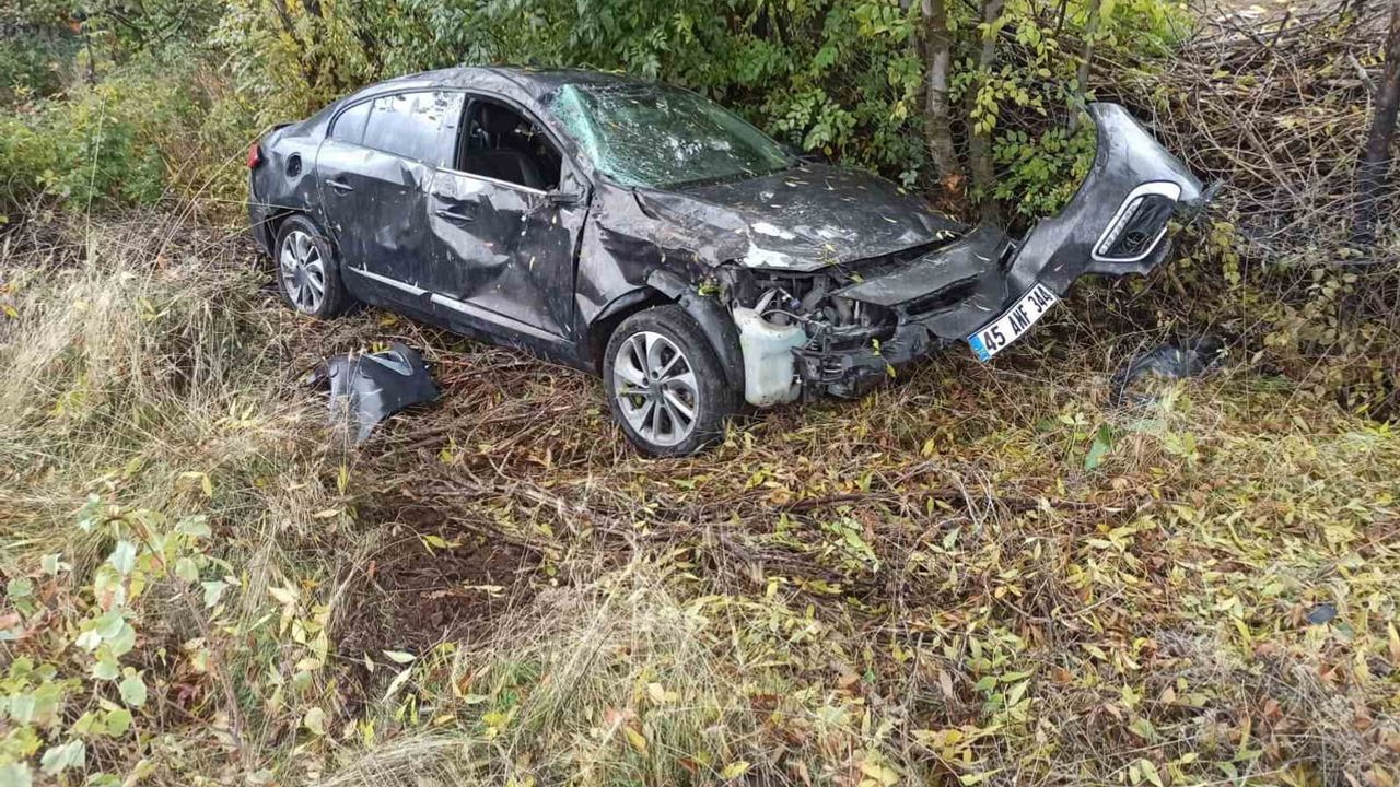Soğukçeşme'de otomobil yoldan çıkarak ağaçlara çarptı