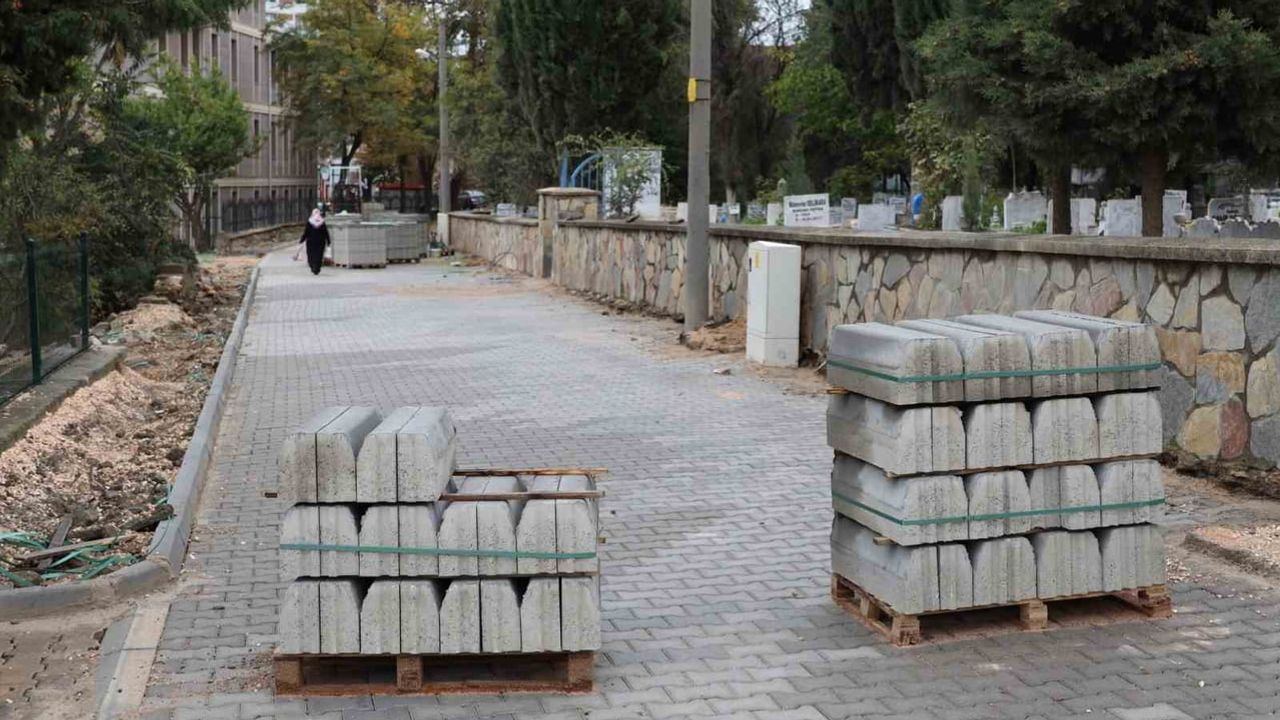 söğüt’te iki ayrı noktada parke taşı döşeme çalışması başladı
