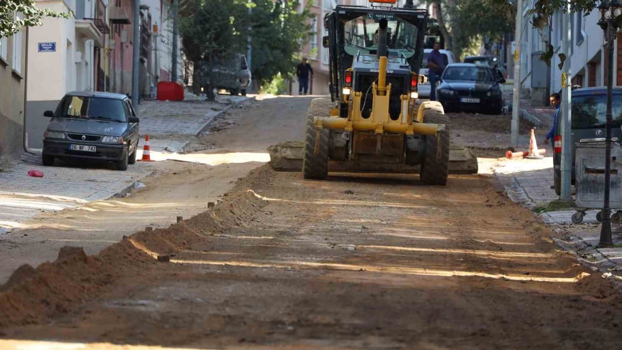 Söğüt'te üstyapı adım adım yenileniyor: Zafer Sokak'ta parke çalışması başladı