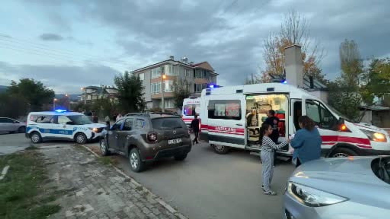 Sokak ortasında çarpışma: Bolu'da cip ve otomobilde 4 yaralı