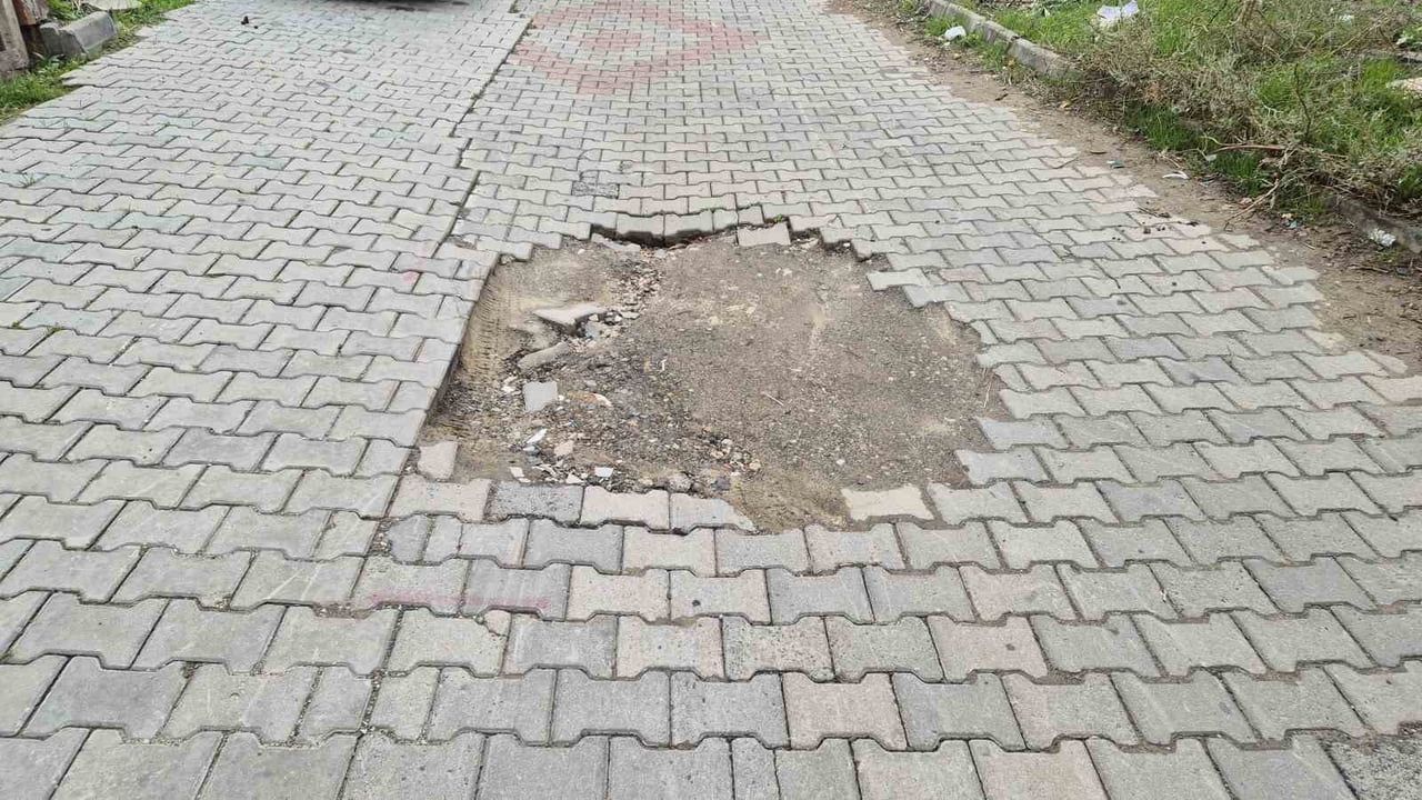 Sokaklar araçları vuruyor: Süleymanpaşa'da mahalleli kalıcı onarım istiyor