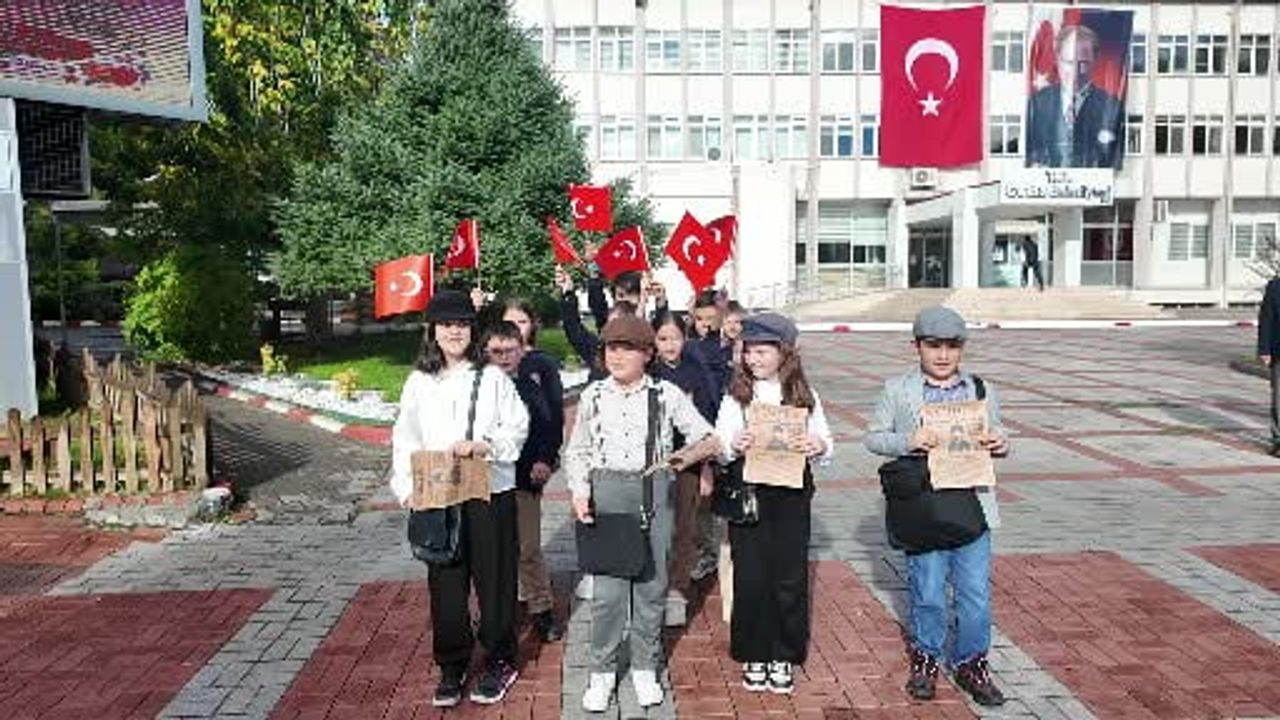 Sokakları çocuk gazeteciler doldurdu: Gediz'de cumhuriyet coşkusu