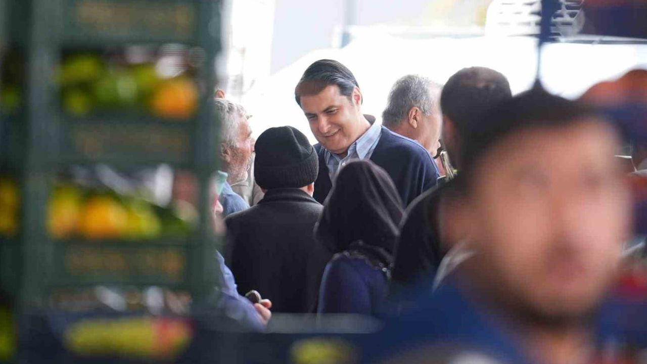 Sokakta dinledi, tezgahta indirdi: başkan hemşehrilerinin cebini gözetti