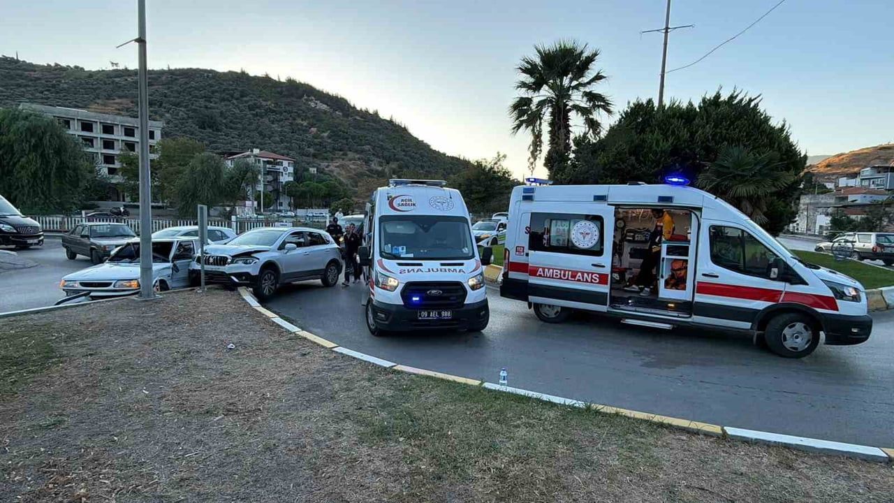 Söke Madenciler Kavşağı'nda çarpışma: iki kişi hastaneye kaldırıldı