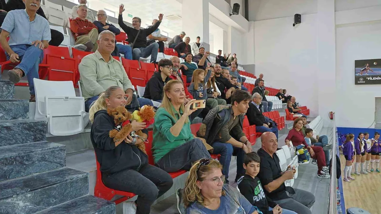 Söke’nin sultanları evinde rakibini set vermeden devirdi