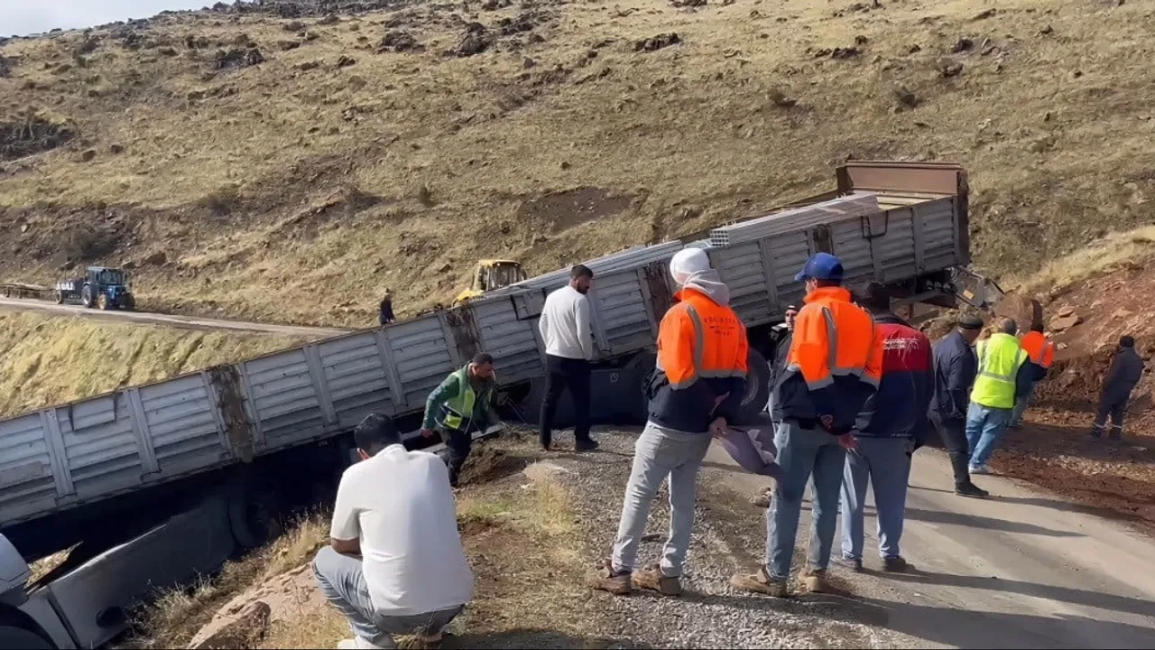 Solhan'da yüküyle rampada takılan tır uçurum kenarında asılı kaldı