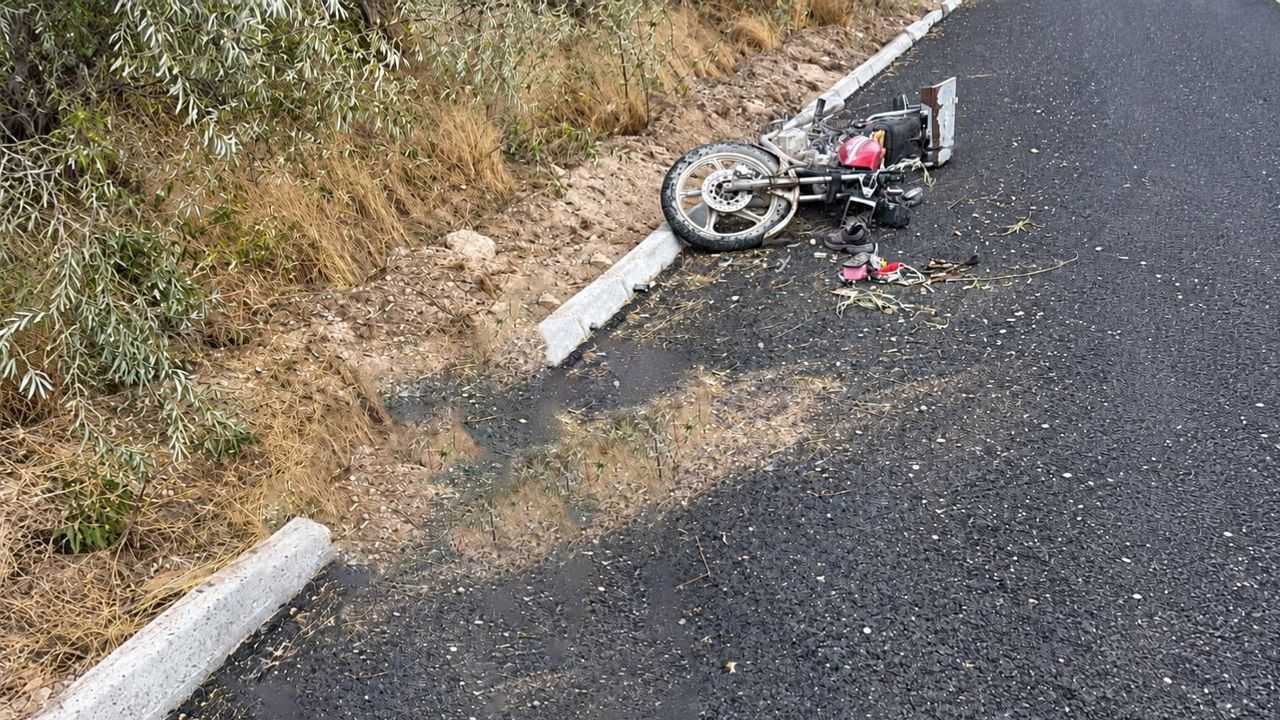 Sollama manevrasında kontrolü kaybeden motosiklet şarampole devrildi