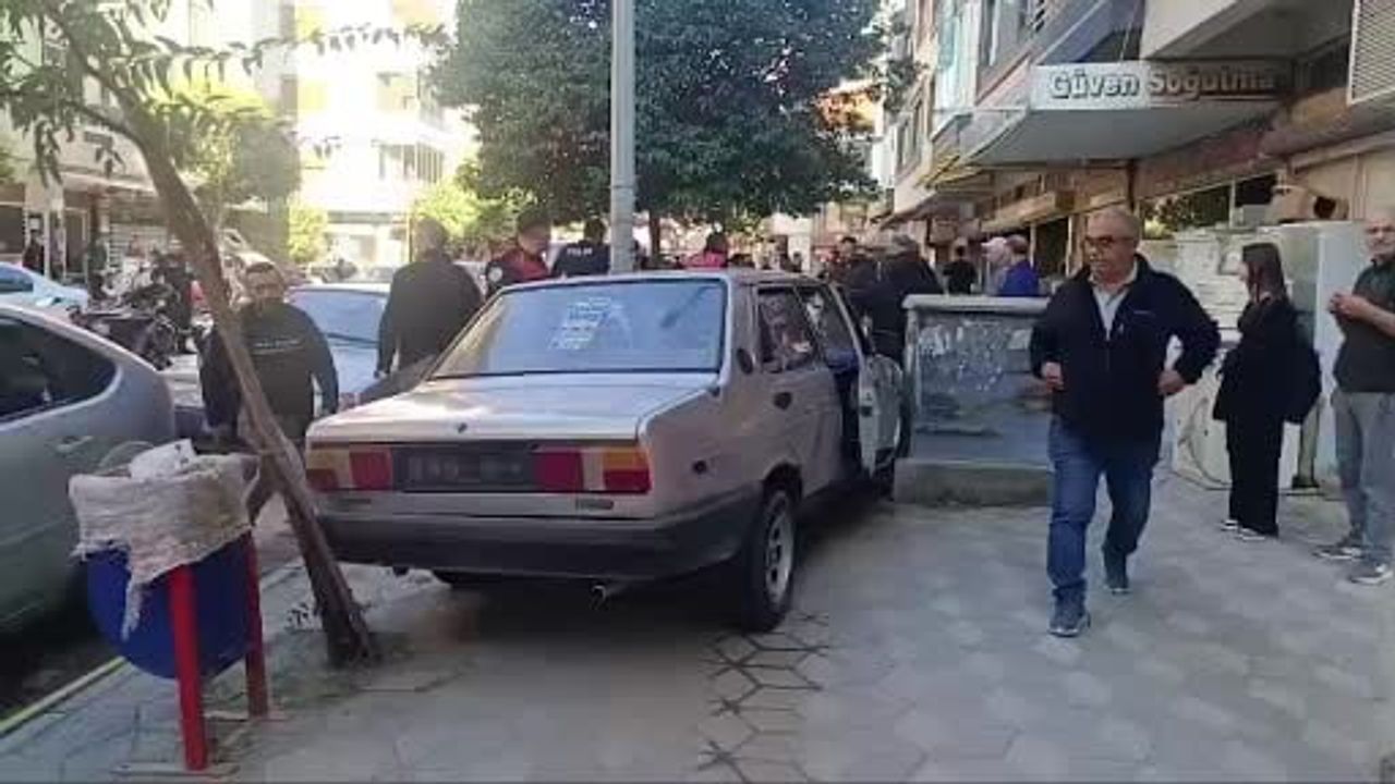 soma'da polisten kaçan plakasız araç kaldırımda trafo ile direk arasına sıkıştı