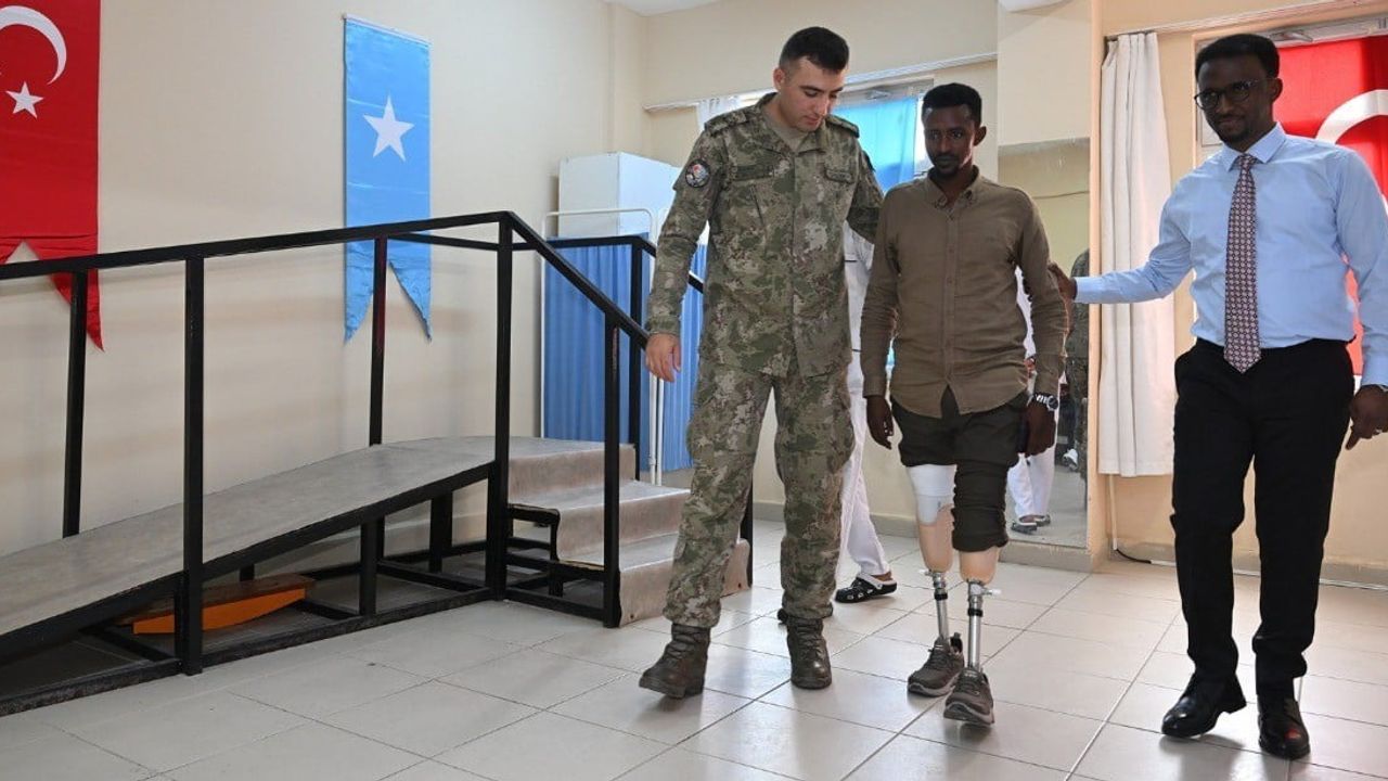 Somali'de 5 gaziye protez bacak desteği sağlayan sağlık iş birliği