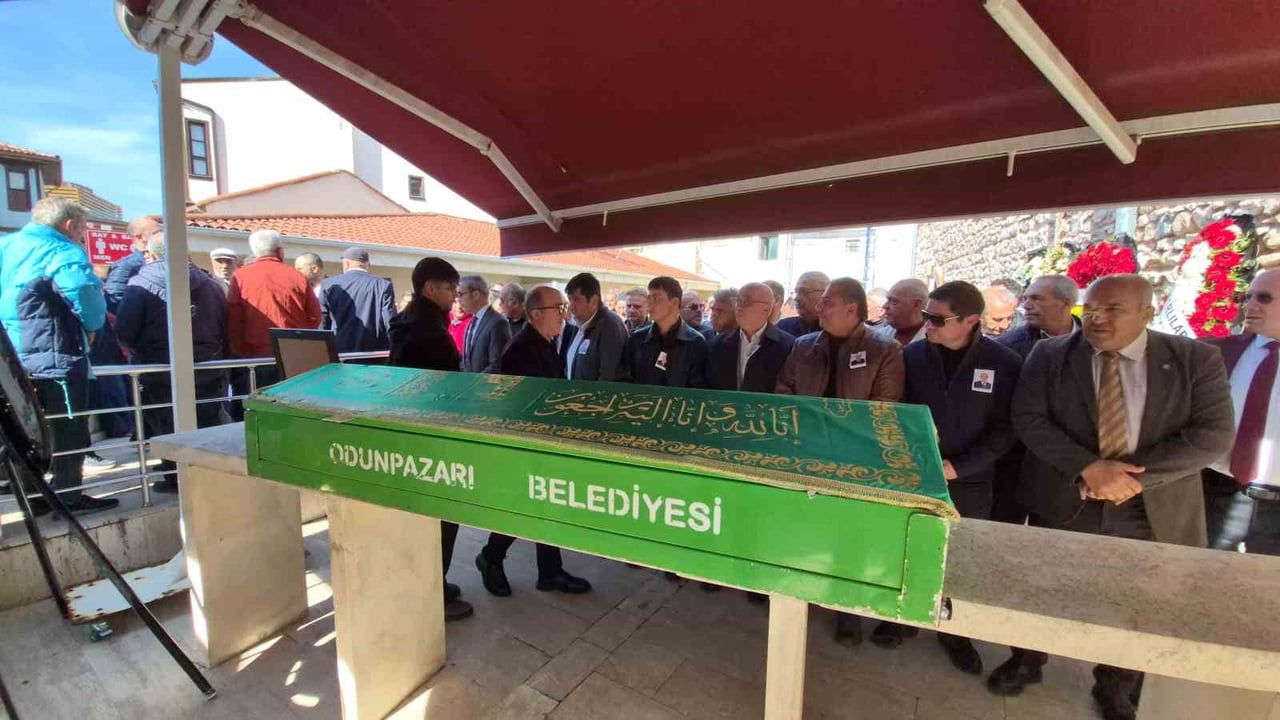 Son görev gününde yaşamını yitiren muhtar sevenleriyle uğurlandı