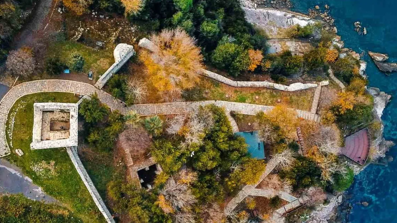 Sonbahar paleti Ceneviz Kalesi'nde Karadeniz'le iç içe