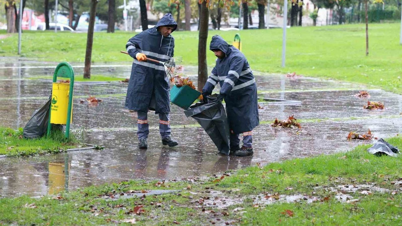 Sonbaharda Osmangazi'nin yeşil alanları titizlikle temizleniyor