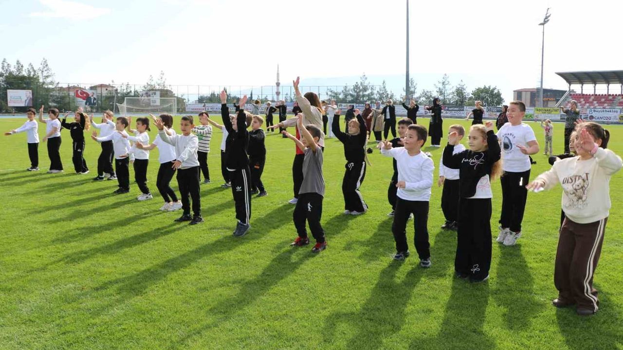 Stadyumda ip çekildi, geleneksel oyunlarla aileler bir araya geldi